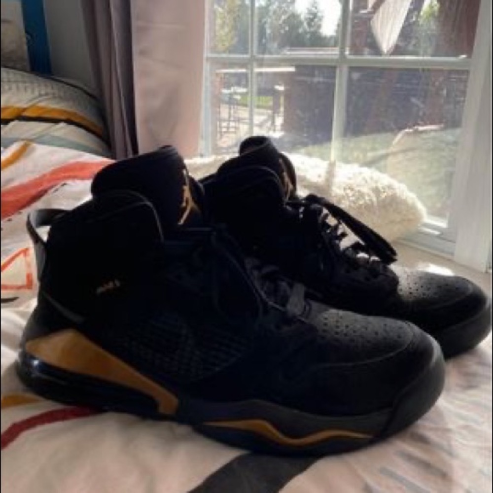 270 Mars Air Jordan’s, 6.5 Youth / Womens 8